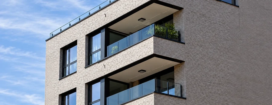 Immeuble résidentiel avec balcons