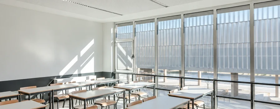 Salle de classe lumineuse et rangée